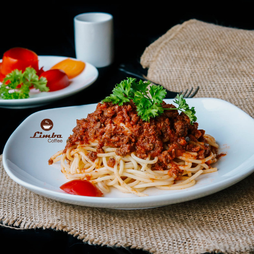 Mỳ ý cà chua sốt gà (Tomato spaghetti with chicken sauce)