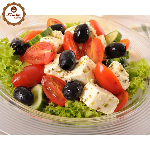 Salat với pho mát, cà chua và olive đen (Salad with cheese, tomatoes and black olives)